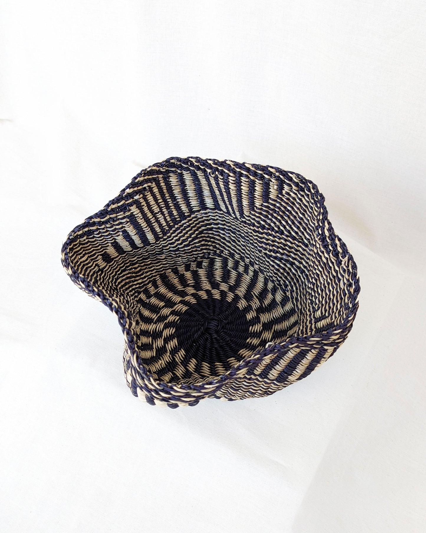 Wave Fruit Basket 04 - Black / White